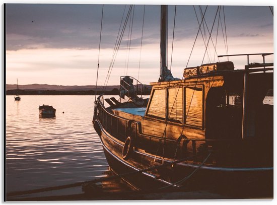 Dibond - Boot in de Haven bij Zonsondergang - 40x30cm Foto op Aluminium (Met Ophangsysteem)