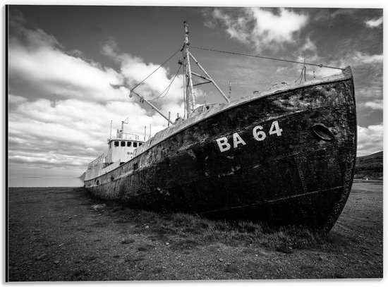 Dibond - Gestrand Schip Zwart - Wit - 40x30cm Foto op Aluminium (Wanddecoratie van metaal)