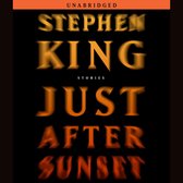 Unabridged Stephen King Stories Just After Sunset, tekst in oranje gloeiende letters op zwarte achtergrond.