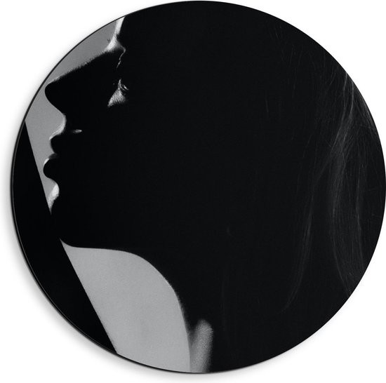 Dibond Wandcirkel - Vrouwelijk Gezicht (zwart/wit) - 40x40cm Foto op Aluminium Wandcirkel (met ophangsysteem)
