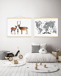 Kinderkamer met twee Homium posterhangers. Links een poster met een familie herten in aquarel-stijl. Rechts een wereldkaartposter.