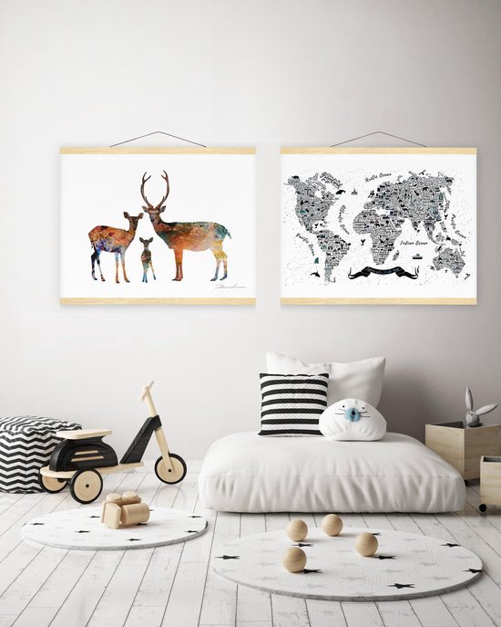 Kinderkamer met twee Homium posterhangers. Links een poster met een familie herten in aquarel-stijl. Rechts een wereldkaartposter.