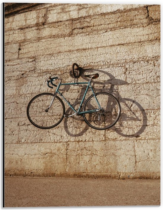 Dibond - Blauwe Wielrenfiets aan de Muur - 30x40cm Foto op Aluminium (Met Ophangsysteem)