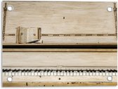 Tuinposter – Oude Piano met een Boekje en Kroontjespen - 40x30cm Foto op Tuinposter  (wanddecoratie voor buiten en binnen)