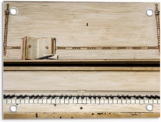 Tuinposter – Oude Piano met een Boekje en Kroontjespen - 40x30cm Foto op Tuinposter  (wanddecoratie voor buiten en binnen)
