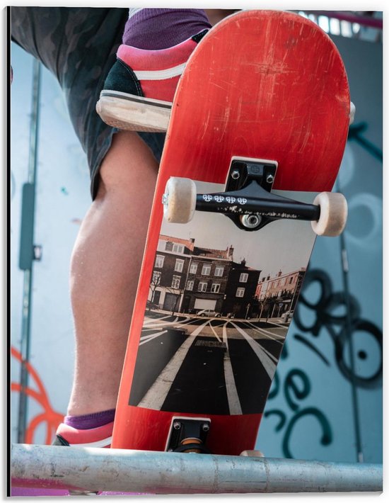 Dibond - Skater met Rood Skateboard - 30x40cm Foto op Aluminium (Met Ophangsysteem)