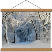 Schoolplaat – Besneeuwde Takken in het Bos  - 40x30cm Foto op Textielposter (Wanddecoratie op Schoolplaat)