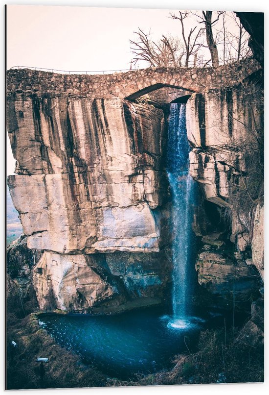 Dibond - Waterval uit Bruine Rots - 60x90cm Foto op Aluminium (Wanddecoratie van metaal)