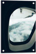 Tuinposter – Uitzicht op Wolken vanuit Vliegtuigraam - 40x60cm Foto op Tuinposter  (wanddecoratie voor buiten en binnen)