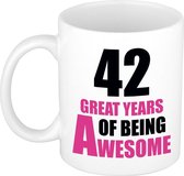42 great years of being awesome cadeau mok / beker wit en roze