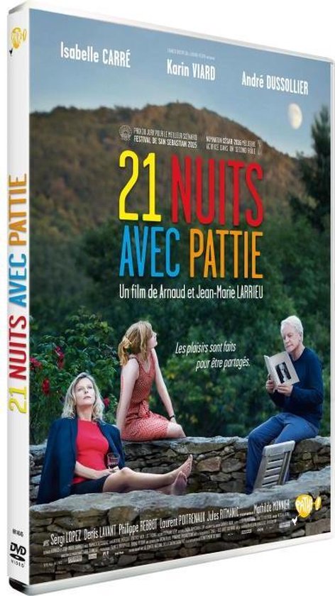 DVD-hoes met tekst '21 Nuits avec Pattie'. Drie personen zitten op een muur buiten.
