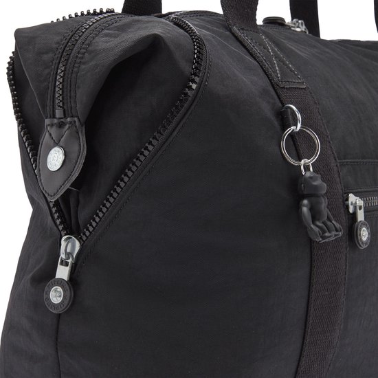 Détail de la fermeture éclair et du porte-clés singe du sac Kipling ART M noir.