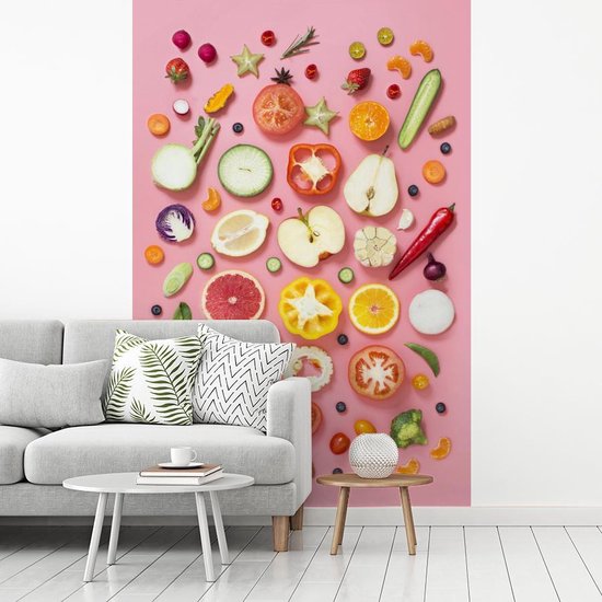 Behang - Fotobehang - Verschillende soorten in plakken gesneden groentes op een roze... bol.com