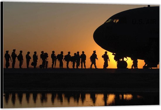 Dibond –Silhouet van Leger bij Vliegtuig– 90x60 Foto op Aluminium (Met ophangsysteem)
