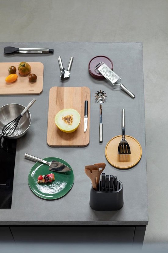 Vue d'ensemble des ustensiles de cuisine Brabantia, y compris une râpe à fromage, un fouet et une spatule.