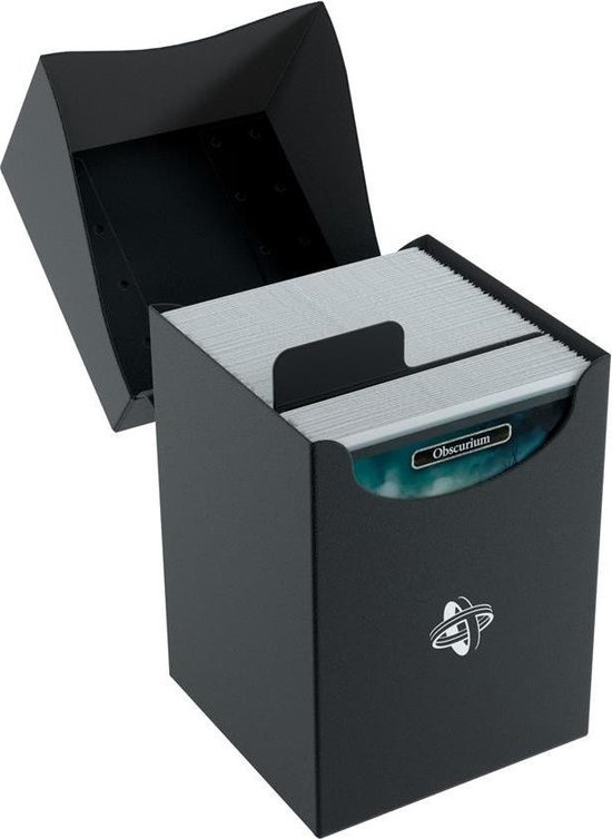 Zwarte deckbox met kaarten erin. Het deksel staat open. 'Obscurium' is zichtbaar.