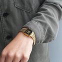 Goudkleurig Casio dameshorloge met digitaal display, gedragen op een pols.