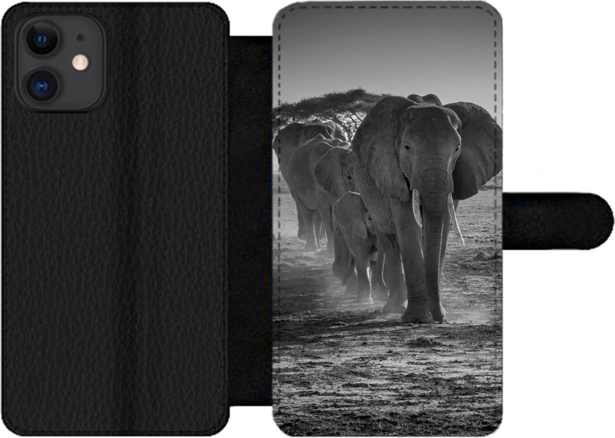Telefoonhoesje Geschikt voor iPhone 11 telefoonhoesje - Olifant - Vlakte - Dieren - Zwart - Wit - Met vakjes - Wallet case met magneetsluiting