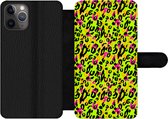 Bookcase Geschikt voor iPhone 11 Pro telefoonhoesje - Dierenprint - Panter - Neon - Geel - Met vakjes - Wallet case met magneetsluiting