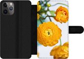 Bookcase Geschikt voor iPhone 11 Pro Max telefoonhoesje - Bloemen - Buiten - Oranje - Met vakjes - Wallet case met magneetsluiting