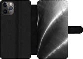 Bookcase Geschikt voor iPhone 11 Pro telefoonhoesje - Metaal print - Zilver - Zwart - Wit - Met vakjes - Wallet case met magneetsluiting