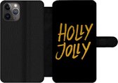 Bookcase Geschikt voor iPhone 11 Pro Max telefoonhoesje - Kerstmis - Goud - Quotes - Spreuken - Holly jolly - Met vakjes - Wallet case met magneetsluiting