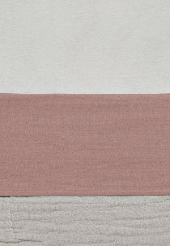 Detail van het wieglaken in de kleuren ecru, roze en beige.