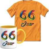 66 Jaar Vrolijke Verjaadag T-shirt met mok giftset Geel | Verjaardag cadeau pakket set | Grappig feest shirt Heren – Dames – Unisex kleding | Koffie en thee mok | Maat M