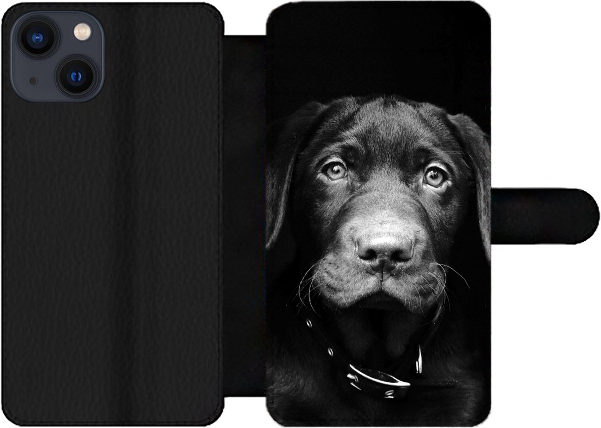 Telefoonhoesje Geschikt voor iPhone 13 telefoonhoesje - Close-up labrador puppy tegen zwarte achtergrond in zwart-wit - Met vakjes - Wallet case met magneetsluiting