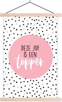 Posterhanger incl. Poster 60x90 cm - Schoolplaat - Juf bedankt - Quote - Stippen - Leerkracht - Deze juf is een topper - Spreuken - Textielposter - Blanke latten