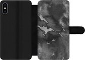 Bookcase Geschikt voor iPhone XS telefoonhoesje - Beton print - Verf - Zwart - Met vakjes - Wallet case met magneetsluiting