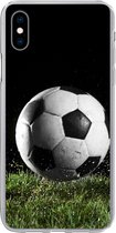 iPhone Xs Max hoesje - Voetbal in het gras - Siliconen Telefoonhoesje