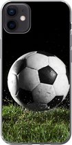 Geschikt voor iPhone 12 mini hoesje - Voetbal in het gras - Siliconen Telefoonhoesje