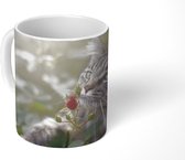 Mok - Maine Coon Cat onder de rode rozen in de tuin - 350 ML - Beker - Uitdeelcadeautjes