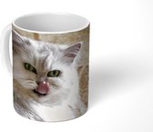 Mok - Perzische kat op een zachte vloer - 350 ML - Beker - Uitdeelcadeautjes