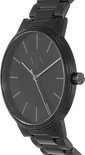 Gedetailleerde close-up van een zwart Armani Exchange herenhorloge.