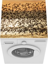 Wasmachine beschermer mat - Een grote kudde van drieteenstrandlopers vliegen samen over het water - Breedte 60 cm x hoogte 60 cm