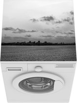 Wasmachine beschermer mat - Een zonsondergang vanaf Gorée boven de oceaan met Dakar in de verte bij Senegal - zwart wit - Breedte 60 cm x hoogte 60 cm