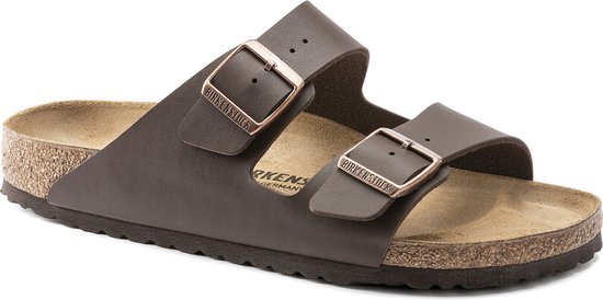 Bruine Birkenstock Arizona slippers met twee gespen en koperkleurige gespen.