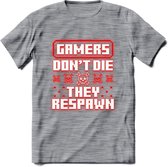 Gamers don't die pixel T-shirt | Neon Rood | Gaming kleding | Grappig game verjaardag cadeau shirt Heren – Dames – Unisex | - Donker Grijs - Gemaleerd - S