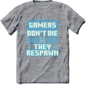 Gamers don't die pixel T-shirt | Neon Blauw | Gaming kleding | Grappig game verjaardag cadeau shirt Heren – Dames – Unisex | - Donker Grijs - Gemaleerd - XL