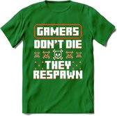 Gamers don't die pixel T-shirt | Oranje | Gaming kleding | Grappig game verjaardag cadeau shirt Heren – Dames – Unisex | - Donker Groen - XXL