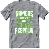 Gamers don't die T-shirt | Neon Groen | Gaming kleding | Grappig game verjaardag cadeau shirt Heren – Dames – Unisex | - Donker Grijs - Gemaleerd - L