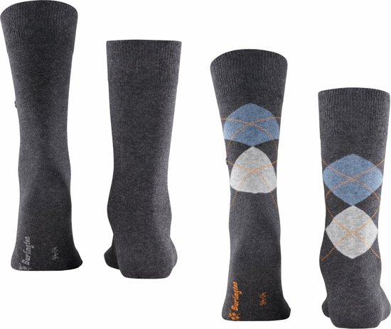 Set van vier donkergrijze sokken. Twee effen, twee met ruitpatroon in grijs, blauw en oranje.