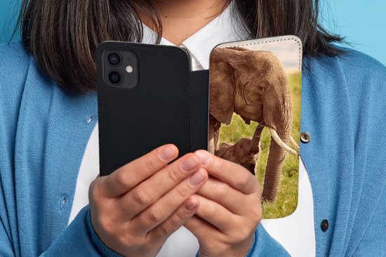 Étui pour téléphone iPhone 12 Bookcase - Éléphant - Herbe - Jeune - Tronc - Avec compartiments - Étui portefeuille avec fermeture magnétique