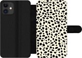 Bookcase Geschikt voor iPhone 12 Pro Max telefoonhoesje - Dierenprint - Stippen - Panter - Met vakjes - Wallet case met magneetsluiting