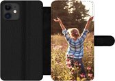 Bookcase Geschikt voor iPhone 12 Pro Max telefoonhoesje - Vrouw - Bloemen - Lente - Met vakjes - Wallet case met magneetsluiting
