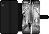 Bookcase Geschikt voor iPhone XR telefoonhoesje - Brooklyn brug tijdens de regen in zwart-wit - Met vakjes - Wallet case met magneetsluiting