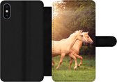Bookcase Geschikt voor iPhone XS Max telefoonhoesje - Paarden - Bos - Zon - Met vakjes - Wallet case met magneetsluiting