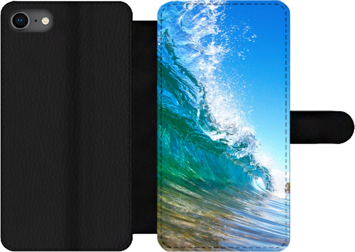 Telefoonhoesje Geschikt voor iPhone 7 telefoonhoesje - Een close-up van een golf die breekt voor de kust van Hawaii - Met vakjes - Wallet case met magneetsluiting